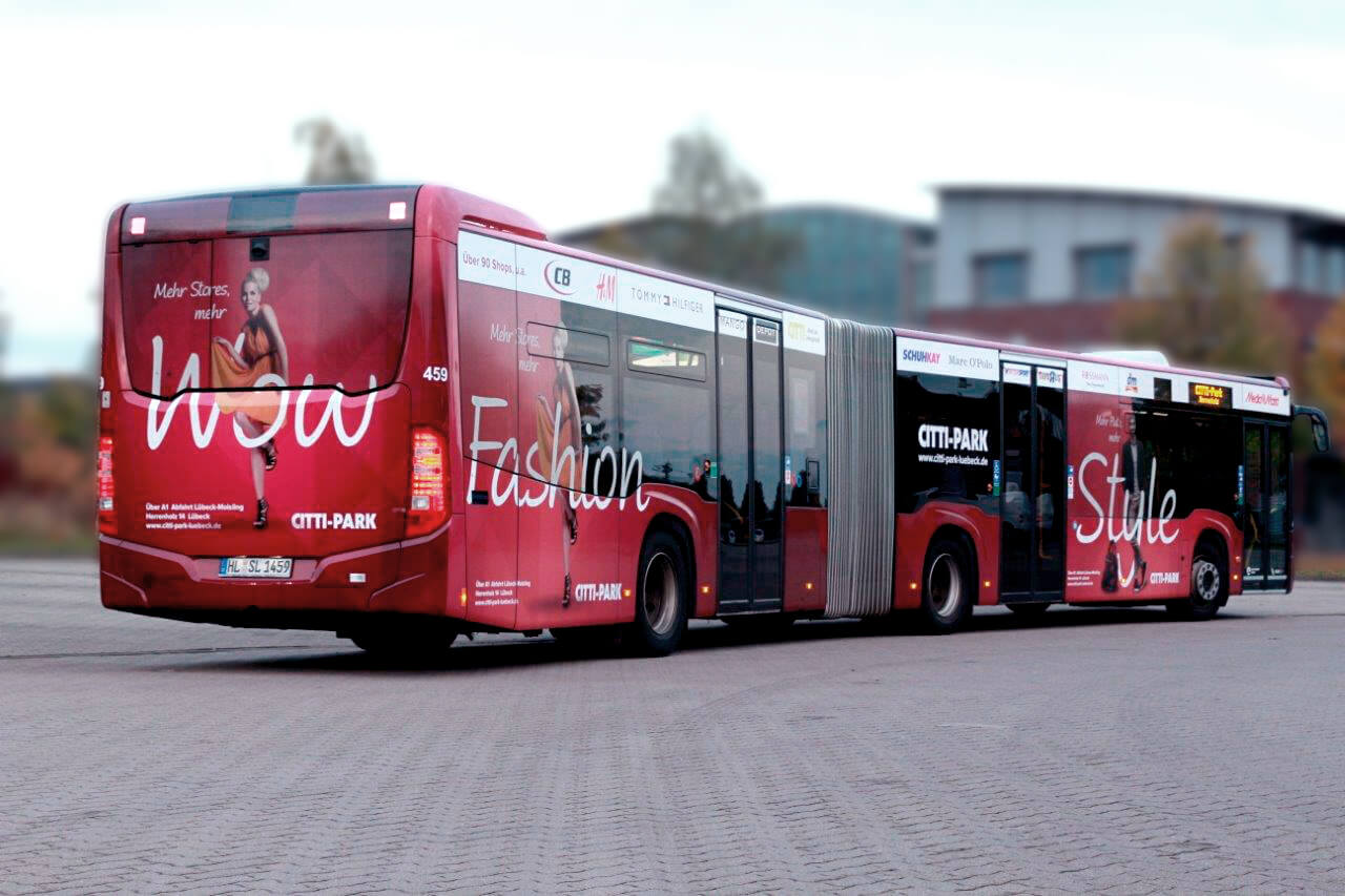 Gebrandeter Bus mit Kampagnenmotiv in Lübeck